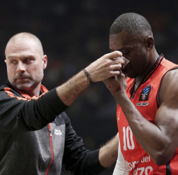 Romain Sato sufre una fractura nasal