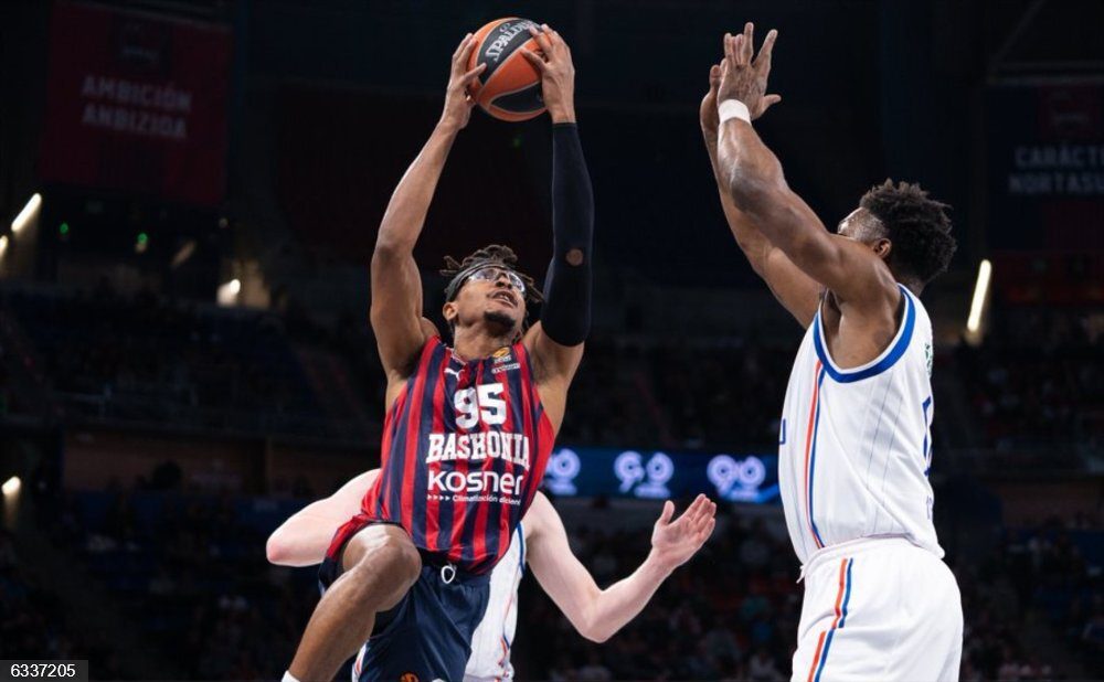 Anadolu Efes se lleva una trabajada victoria en Vitoria, 84-89