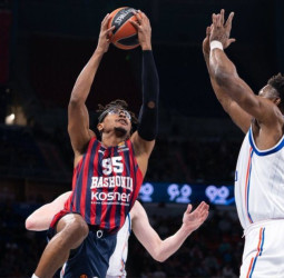 Anadolu Efes se lleva una trabajada victoria en Vitoria, 84-89