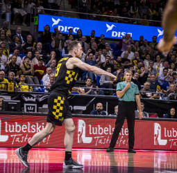 El Lenovo Tenerife se adelanta ante el Tofas Bursa, 83-77
