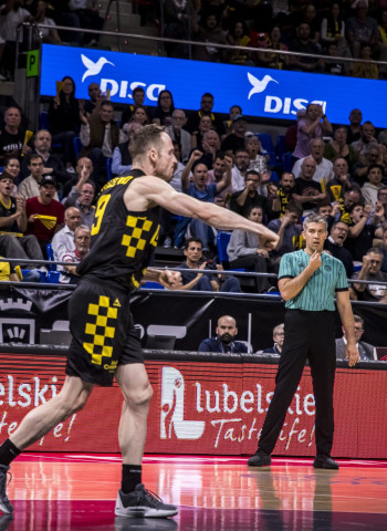 El Lenovo Tenerife se adelanta ante el Tofas Bursa, 83-77