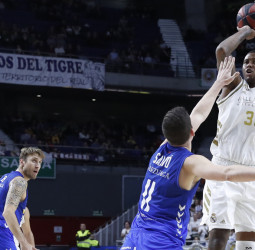 El Real Madrid vuelve a exhibirse en ataque para seguir líder (104-93)