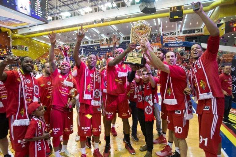 Stoudamire inicia su andadura en Europa con un título