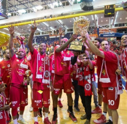 Stoudamire inicia su andadura en Europa con un título