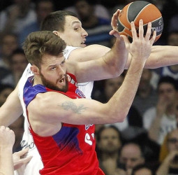 El Real Madrid cede ante los triples del CSKA Moscú (87-96)