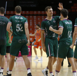 El Unicaja arranca un valioso triunfo en Valencia (66-71)