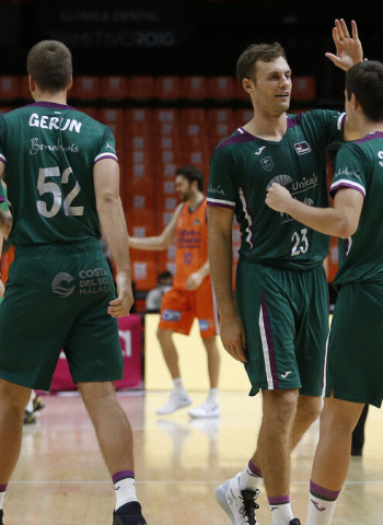 El Unicaja arranca un valioso triunfo en Valencia (66-71)