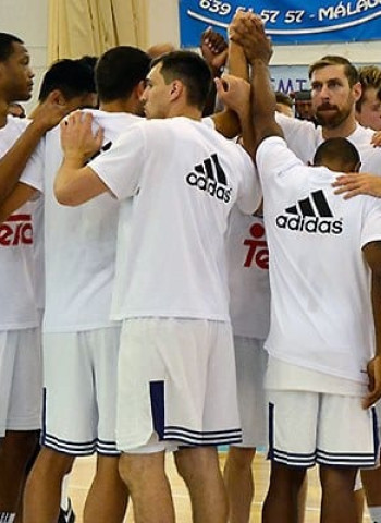 El Real Madrid vence a Unicaja antes de la Supercopa (78-83)