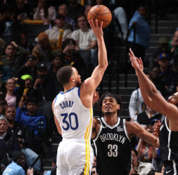 Explosiva actuación de Curry ante los Nets, 121-119