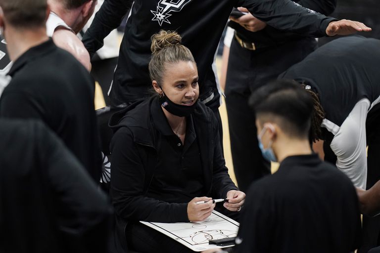 Becky Hammon hace historia tras ser la primera mujer en dirigir un partido NBA