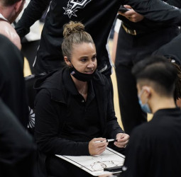 Becky Hammon hace historia tras ser la primera mujer en dirigir un partido NBA