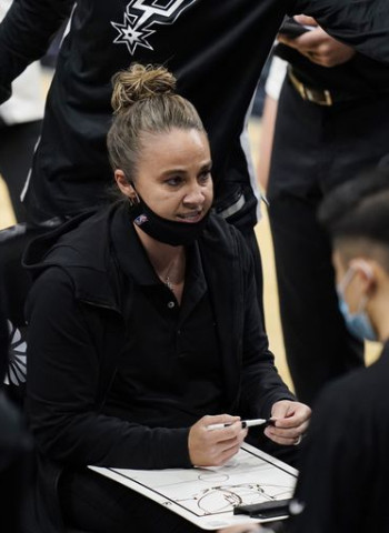 Becky Hammon hace historia tras ser la primera mujer en dirigir un partido NBA