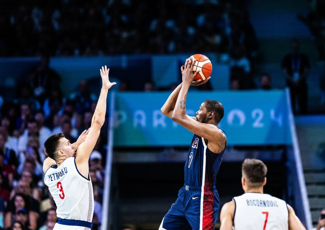 Durant relanza a los Estados Unidos ante Serbia, 84-110