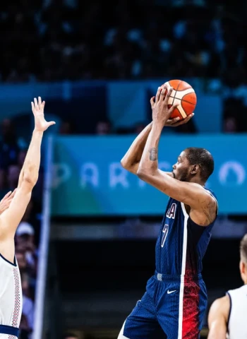 Durant relanza a los Estados Unidos ante Serbia, 84-110