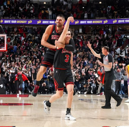 Una noche de locura en el United Center, 117-119