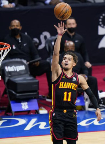 Los Hawks ponen el 1-0 ante los Sixers al ritmo de Trae Young (124-128)