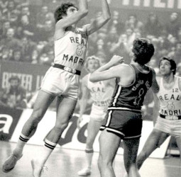 Walter Szczerbiak llega a 65 puntos (1976)