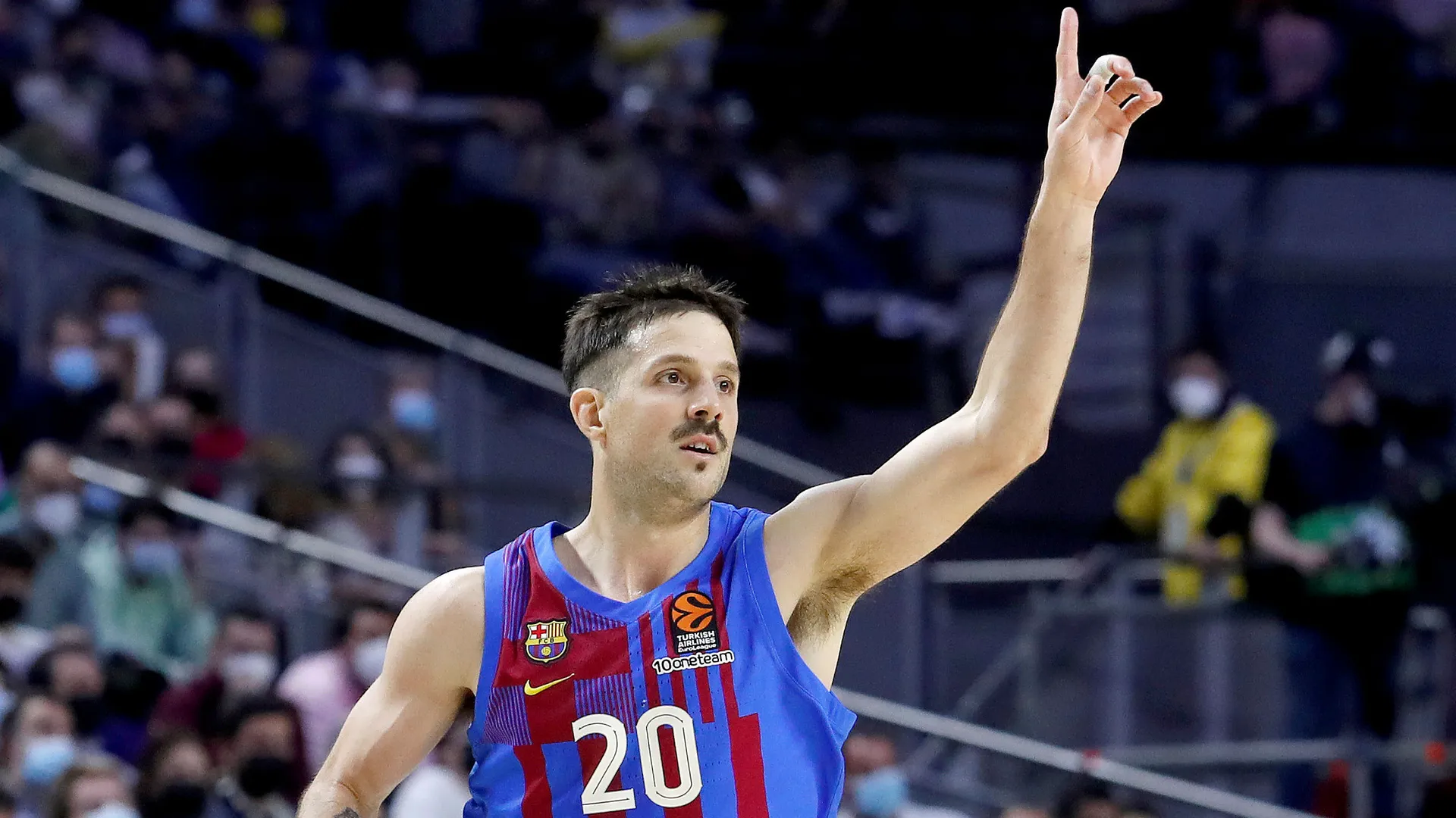 El Barca se pasea ante el Real Madrid y le arrebata el liderato (68-86)