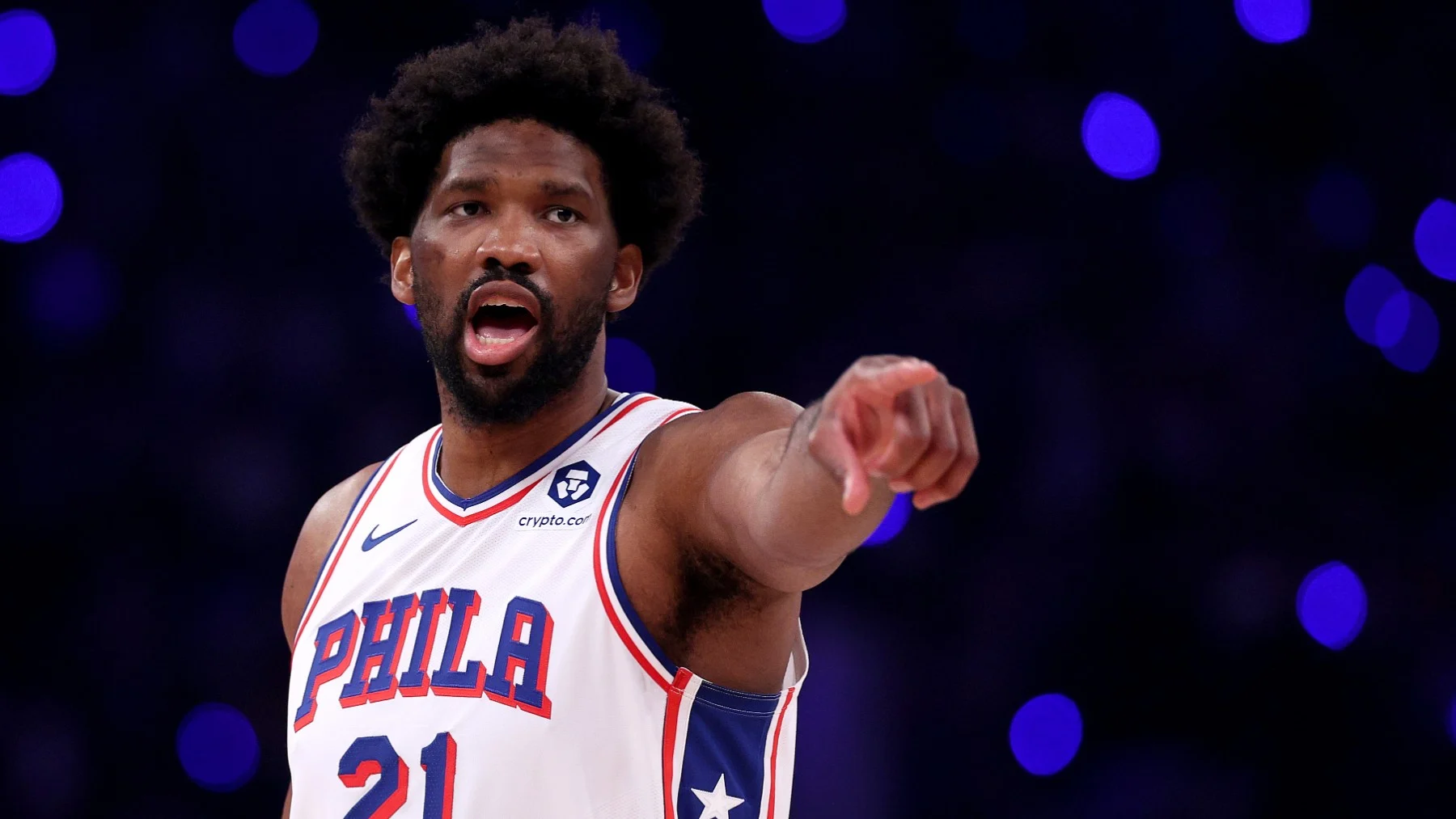 Embiid es suspendido por 3 partidos tras empujón a un periodista