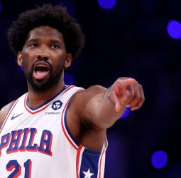 Embiid es suspendido por 3 partidos tras empujón a un periodista