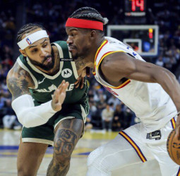 Sin Curry, Jimmy Butler da un paso al frente, 93-104