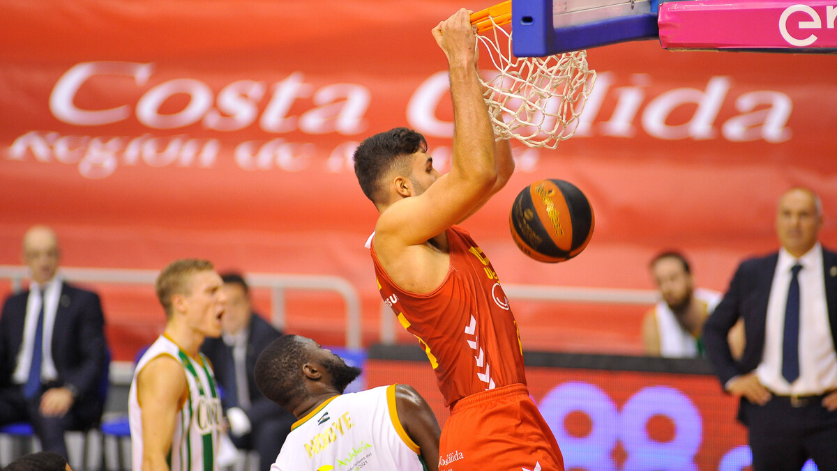 UCAM Murcia gana con apuros al Coosur Real Betis (74-72)