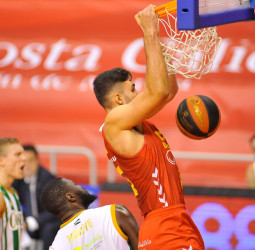 UCAM Murcia gana con apuros al Coosur Real Betis (74-72)