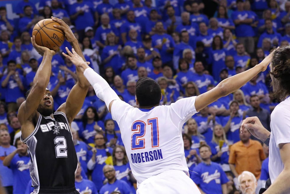 Leonard marca la diferencias y adelanta a los Spurs (2-1)