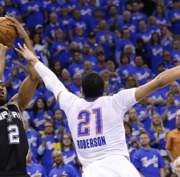 Leonard marca la diferencias y adelanta a los Spurs (2-1)