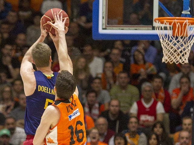 La Fonteta se hace grande ante el líder (75-65)