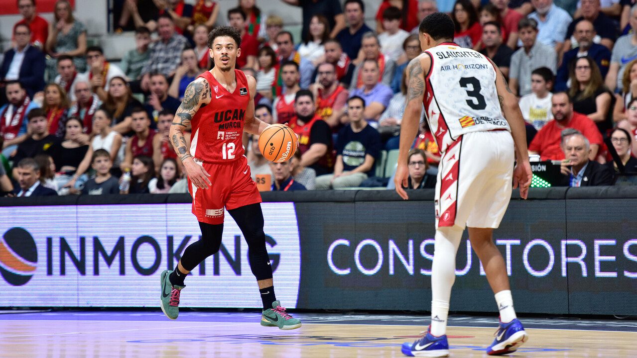 El UCAM Murcia se impone al final ante el Zaragoza, 88-74