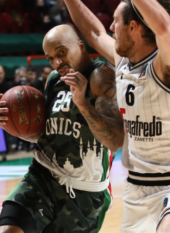 UNICS logra endosar la primera derrota de la temporada de la Virtus Bolonia (85-81)