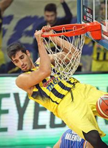 Anadolu y Fenerbahce se mantienen líderes de la TBL pero de formas diferentes