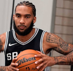 San Antonio garantiza el contrato de Julian Champagnie por 3 millones para la 2025-26
