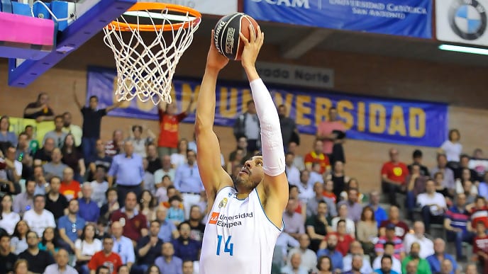 Thompkins firma la undécima victoria consecutiva del Real Madrid en Liga (61-63)