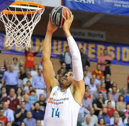 Thompkins firma la undécima victoria consecutiva del Real Madrid en Liga (61-63)