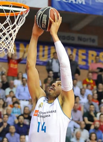 Thompkins firma la undécima victoria consecutiva del Real Madrid en Liga (61-63)