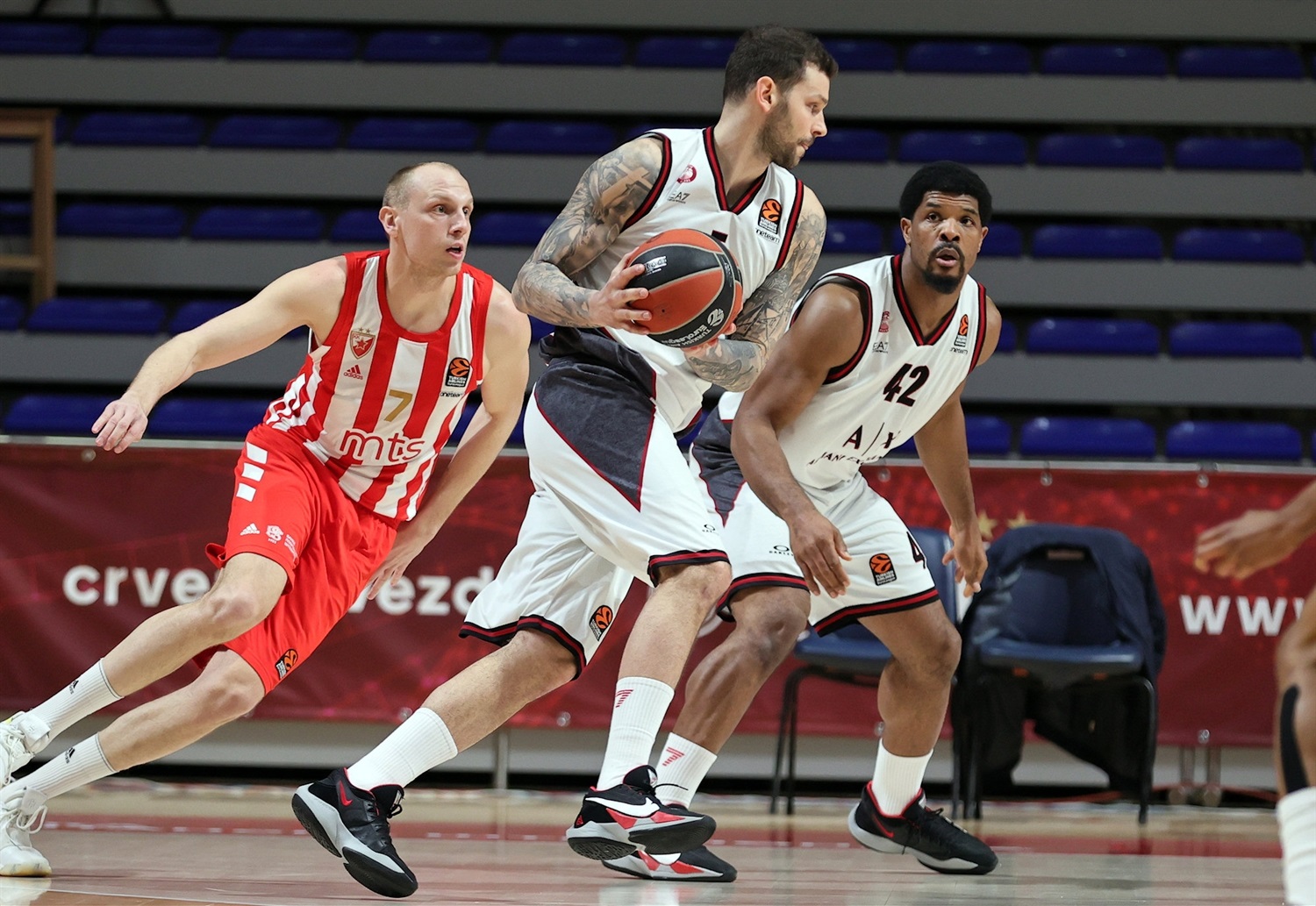 El Armani Milán derrota al Estrella Roja y se mete en los playoffs (72-93)