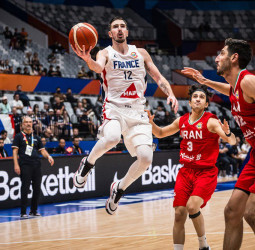 Francia supera un flojo inicio para vencer fácilmente a Irán (82-55)