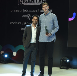 Artem Pustovyi recibe el Premio Gigantes a la Mayor Progresión