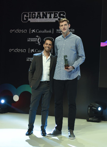 Artem Pustovyi recibe el Premio Gigantes a la Mayor Progresión
