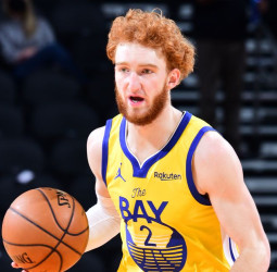 Los Warriors convierten a Nico Mannion en agente libre restringido