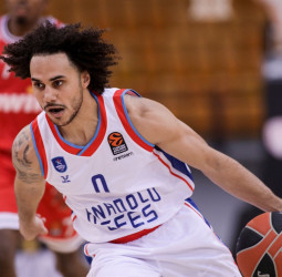 Anadolu Efes avanza en la renovación de Shane Larkin
