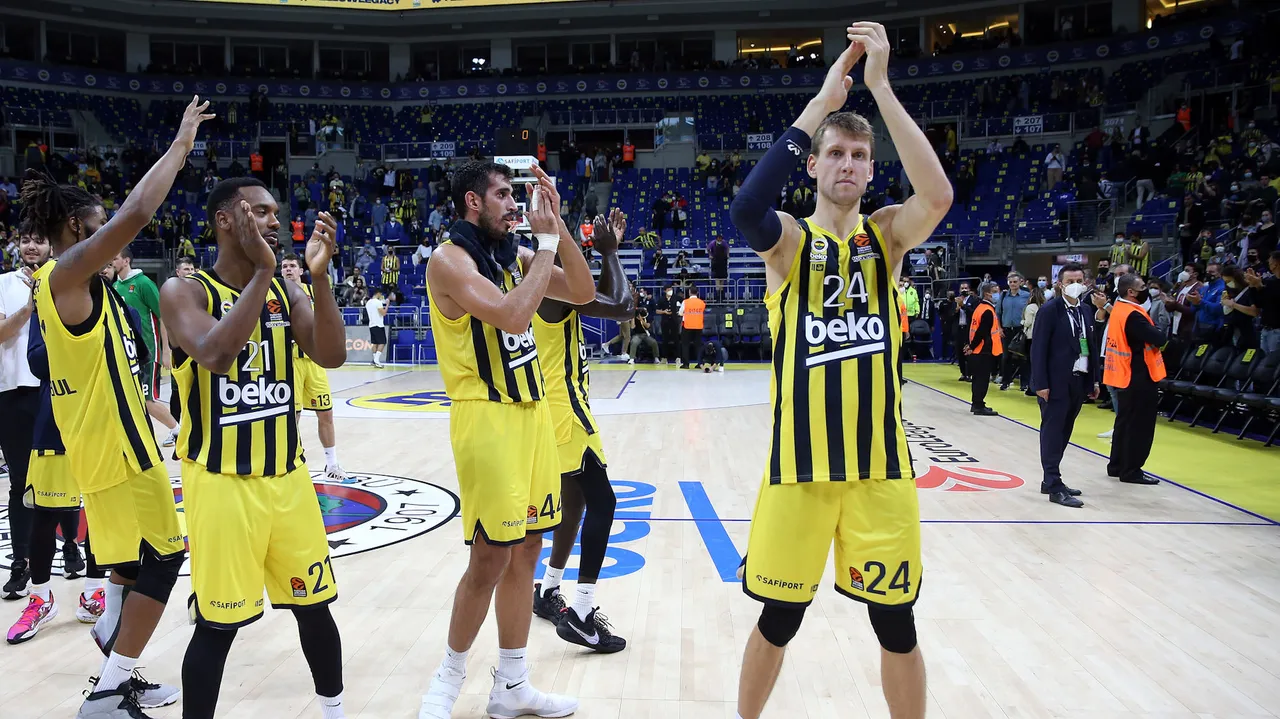 El Fenerbahce se coloca a una victoria del título