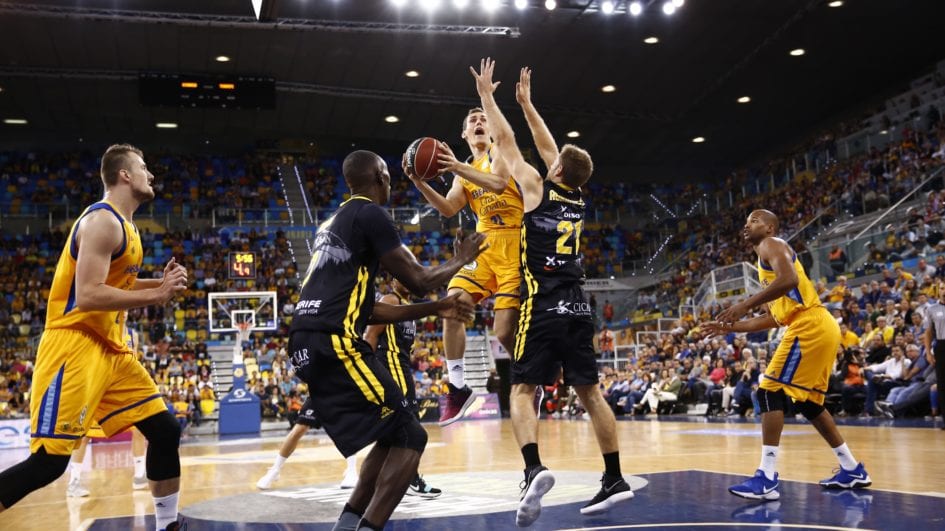El Herbalife Gran Canaria remonta sin premio un derbi de color aurinegro (68-76)