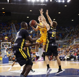 El Herbalife Gran Canaria remonta sin premio un derbi de color aurinegro (68-76)
