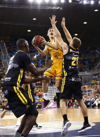 El Herbalife Gran Canaria remonta sin premio un derbi de color aurinegro (68-76)