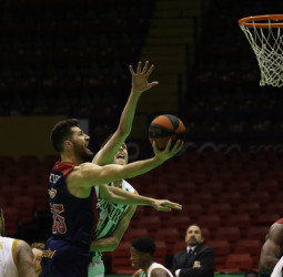 Baskonia tira de oficio para sumar la décima victoria en Liga Endesa (73-77)
