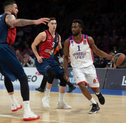 El Anadolu Efes negocia la renovación de Rodrigue Beaubois