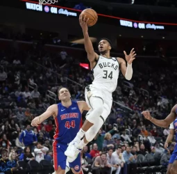 Los Bucks superan a los Pistons con Lillard a la cabeza
